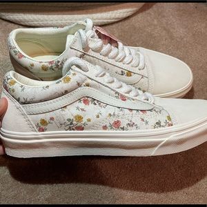 Floral design cream women’s size 8
